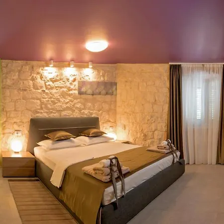 Apartment Annie's Stone Studio &